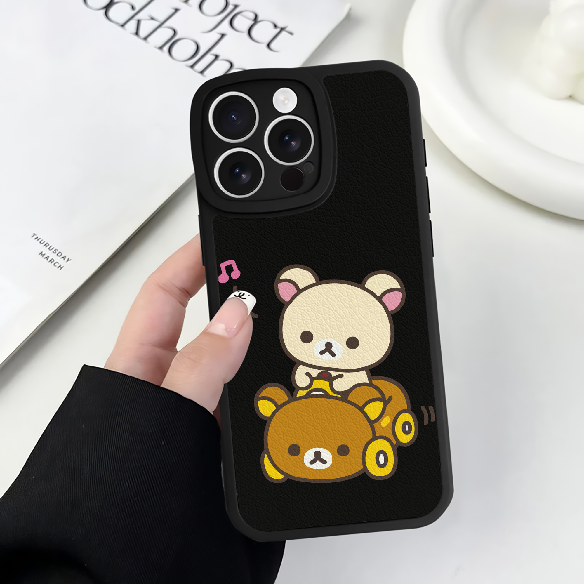 （画像用） リラックマ リラックマ キイロイトリ Rilakkuma Korilakkuma Kiiroitori 【iPhone 16シリーズ対応】シリコンスマホケース（レザー調） 材質：シリコン